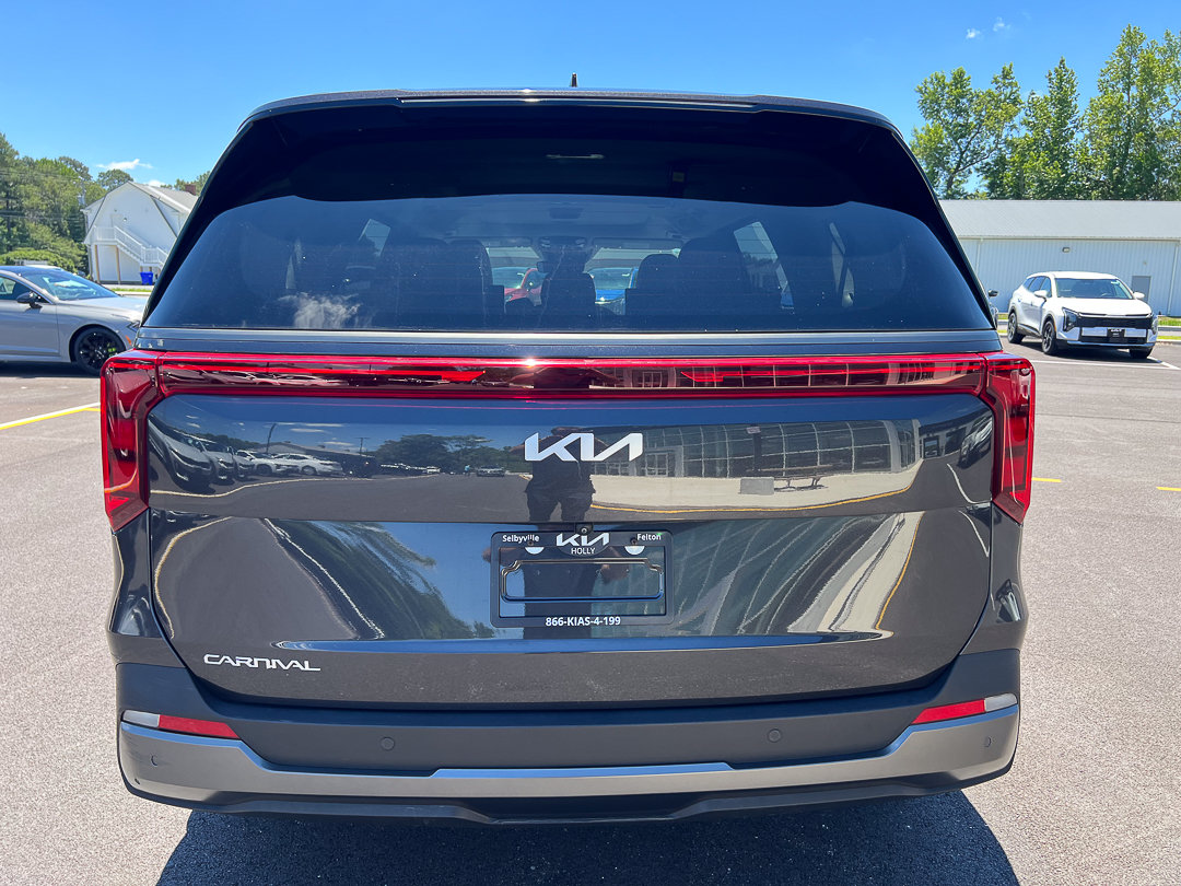 Used 2025 Kia Carnival SX FWD image 4
