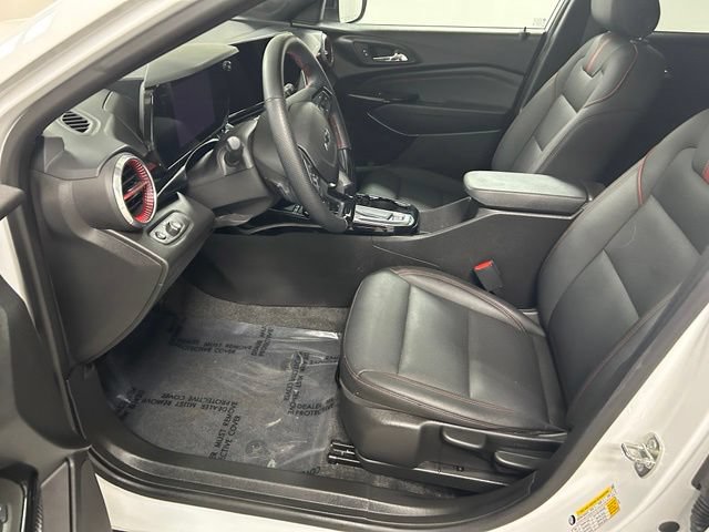 Used 2024 Chevrolet Trax RS w/ Sunroof Package FWD image 12