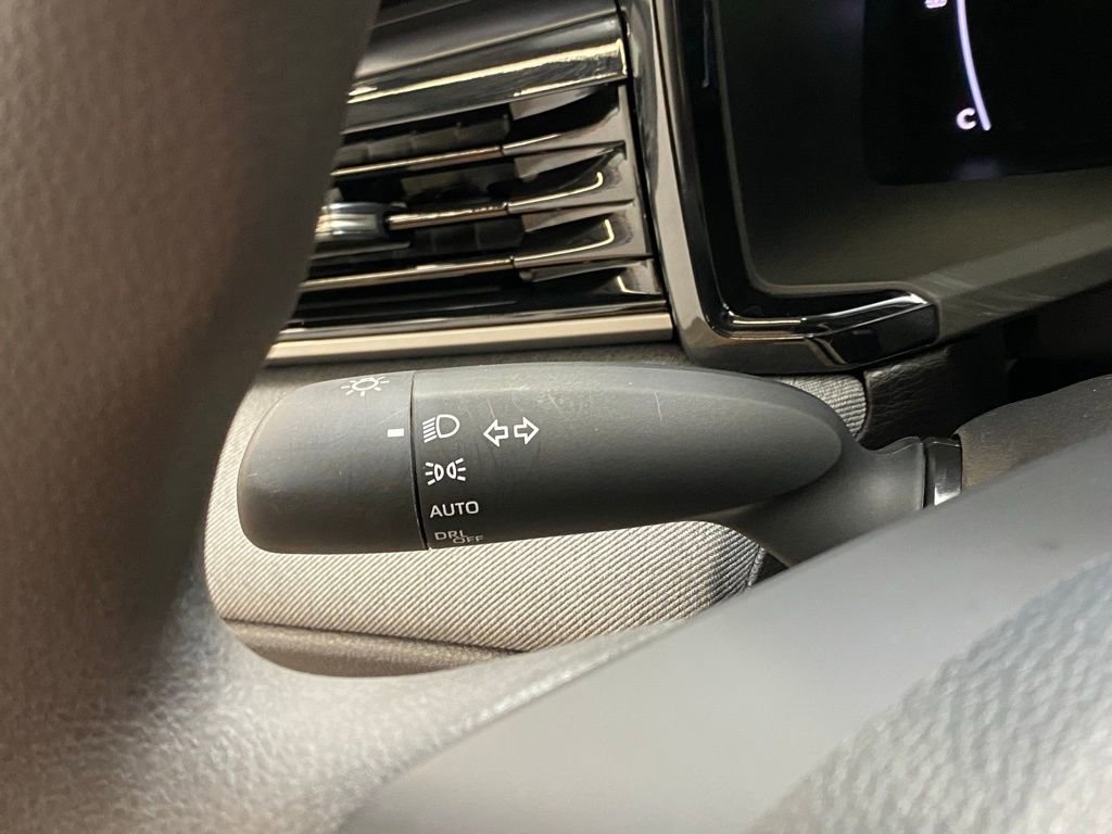 Used 2025 Toyota Camry LE w/ Convenience Package image 19