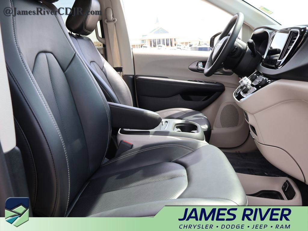 Used 2024 Chrysler Pacifica Touring-L image 9
