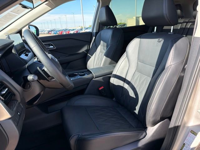 Used 2025 Nissan Rogue Platinum AWD/4WD image 5