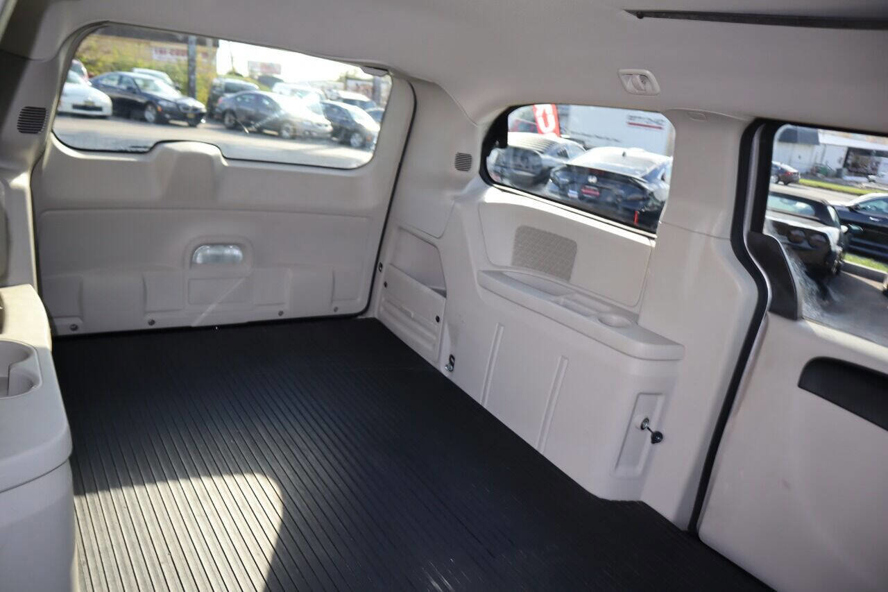 Used 2013 RAM C/V Tradesman image 26