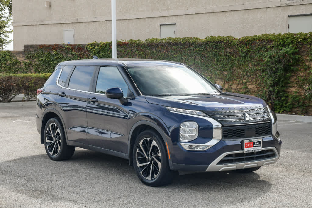 Used 2023 Mitsubishi Outlander SE FWD image 2