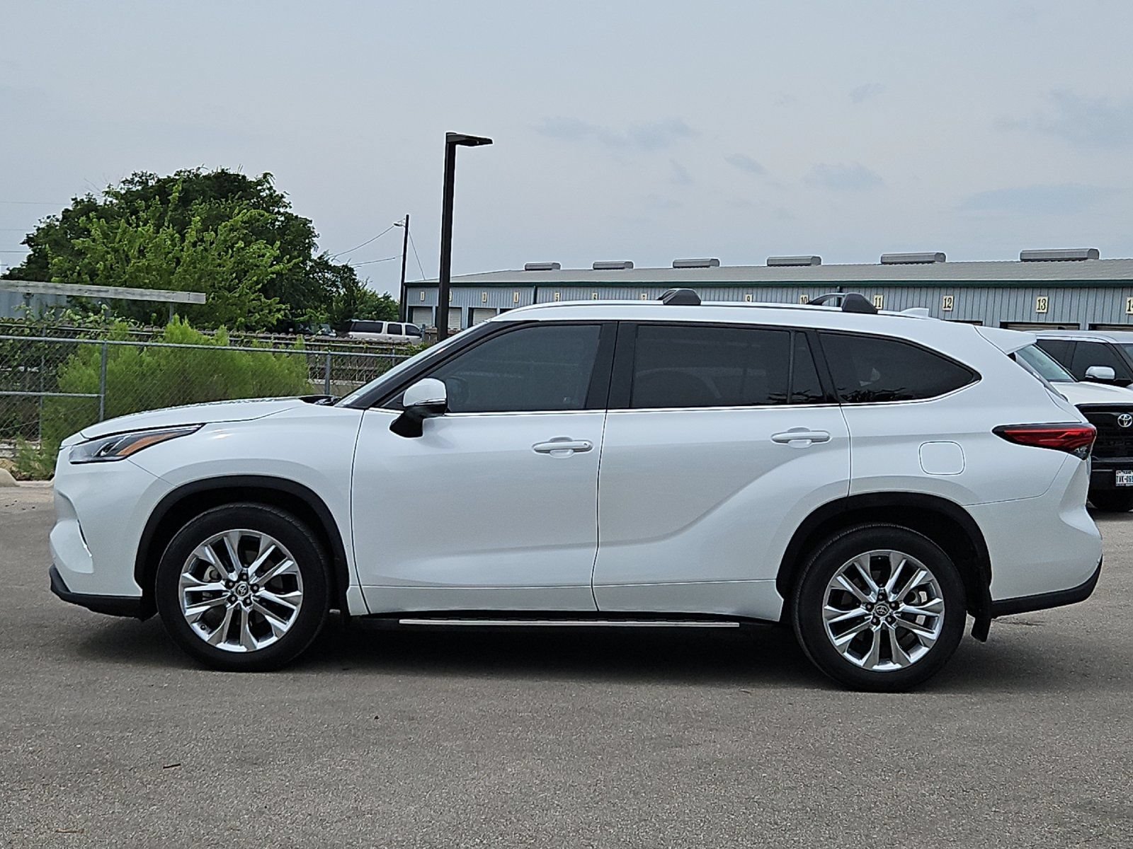 Used 2023 Toyota Highlander Limited FWD image 2