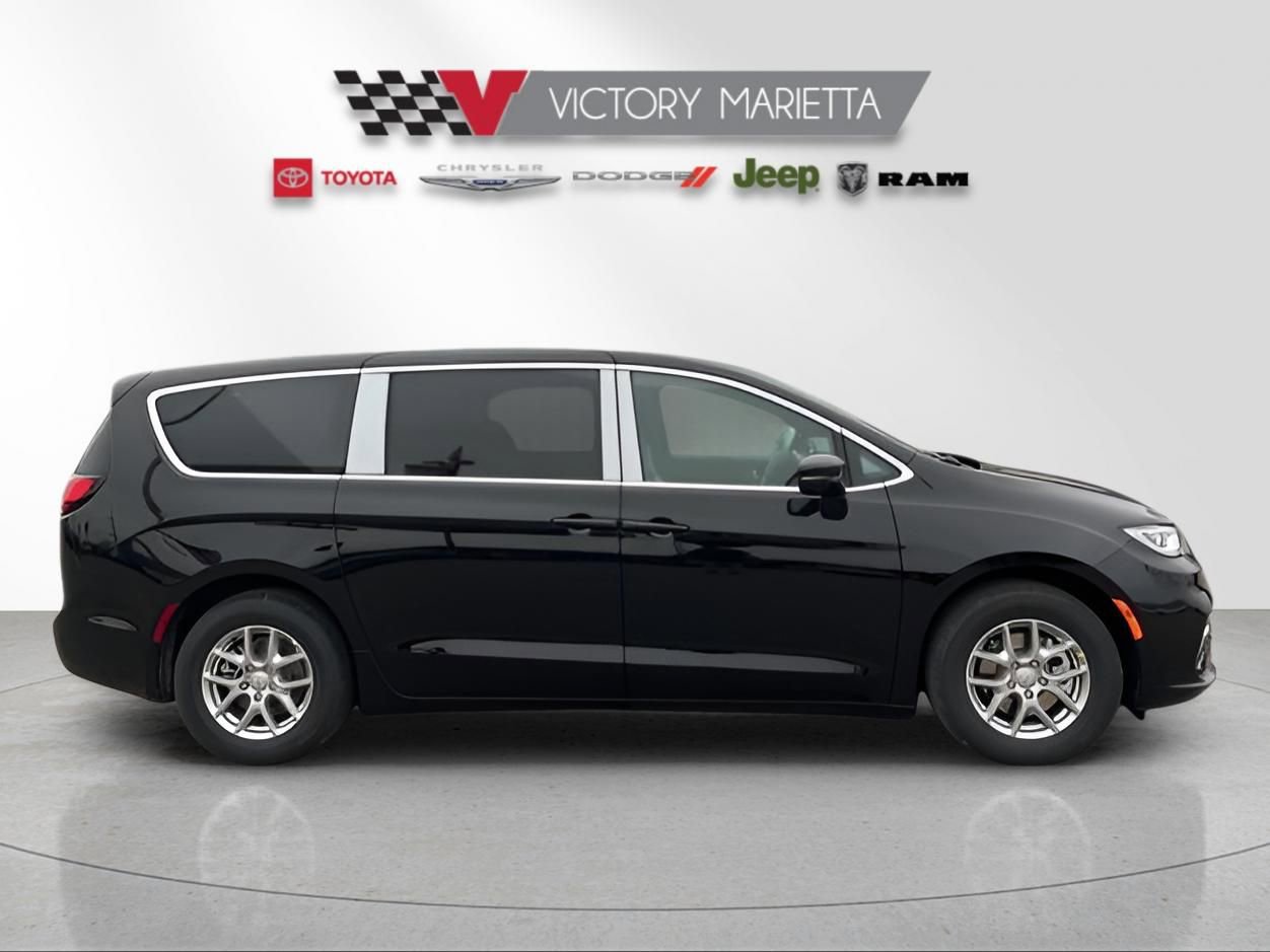 New 2026 Chrysler Pacifica Select image 5