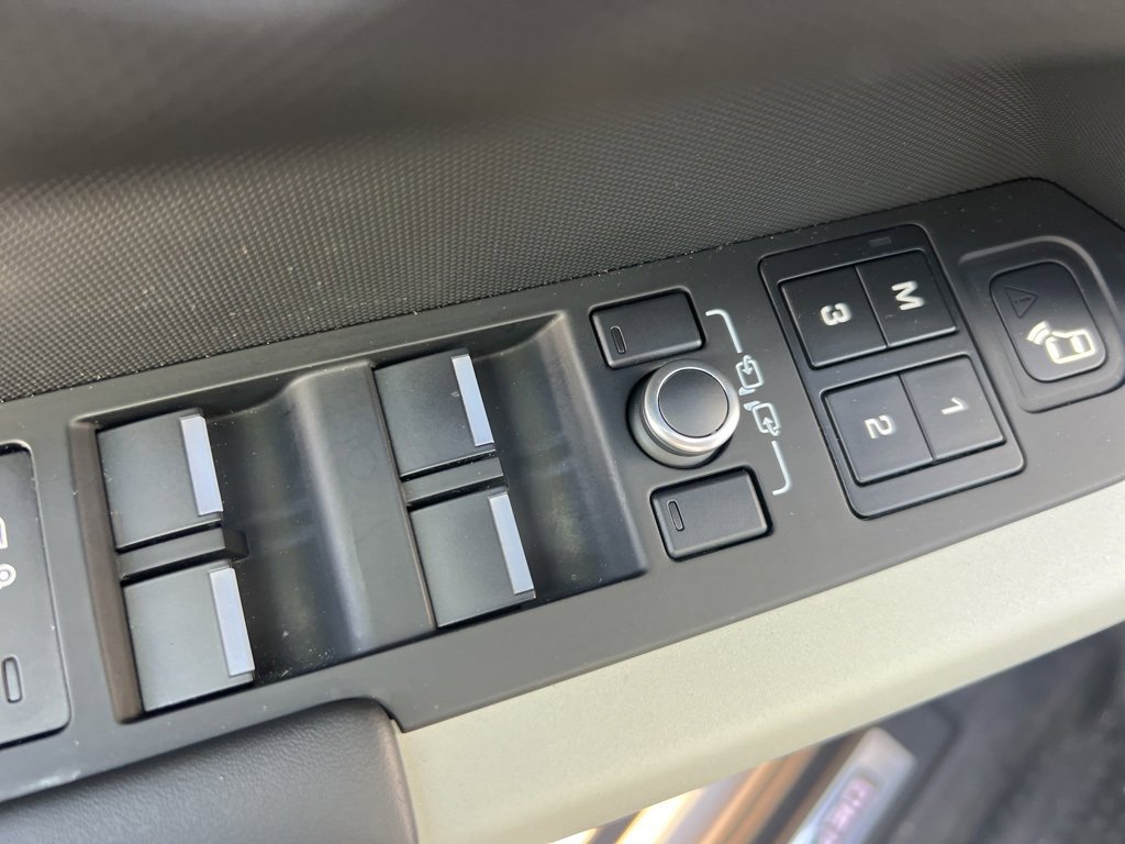 Used 2022 Land Rover Defender 110 X-Dynamic HSE image 18