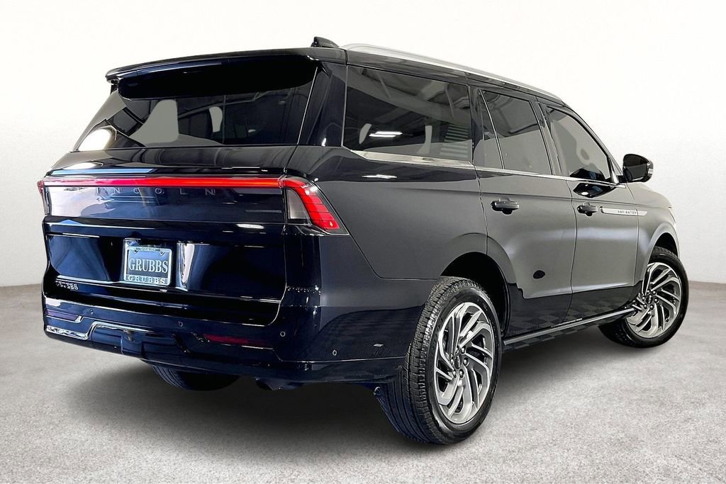 Used 2025 Lincoln Navigator Reserve AWD/4WD image 2