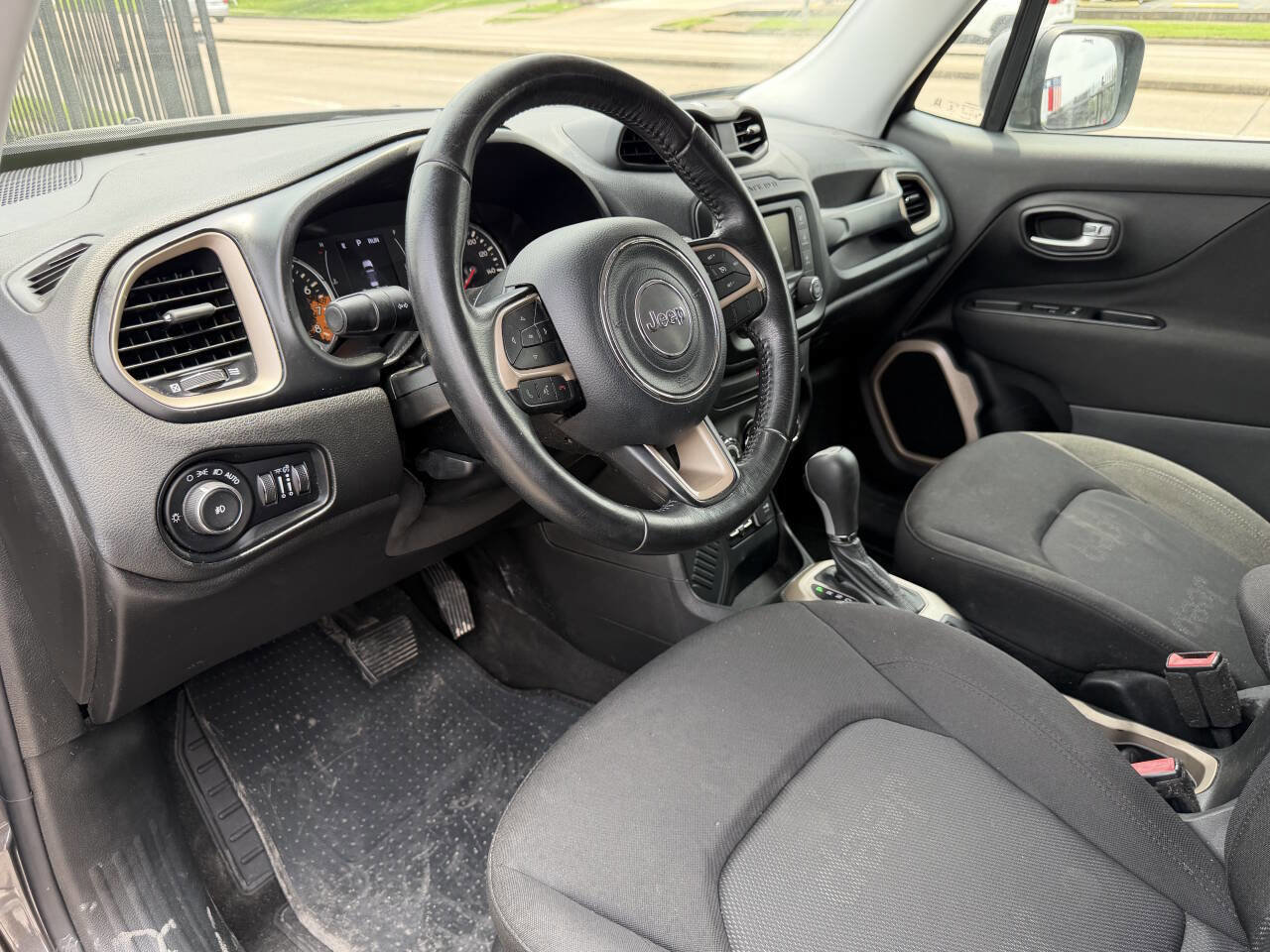 Used 2017 Jeep Renegade Latitude FWD image 11