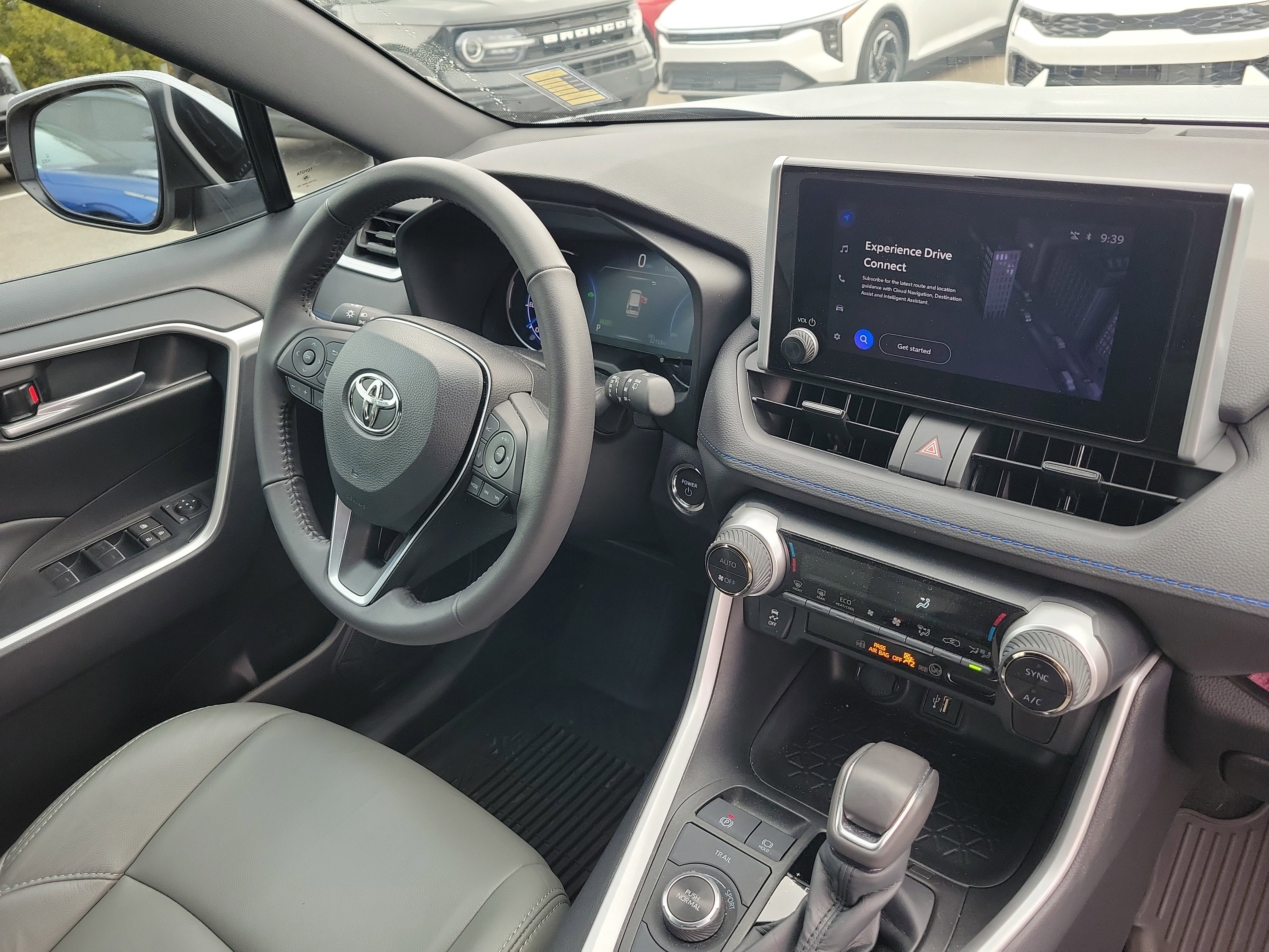 Used 2023 Toyota RAV4 SE image 8