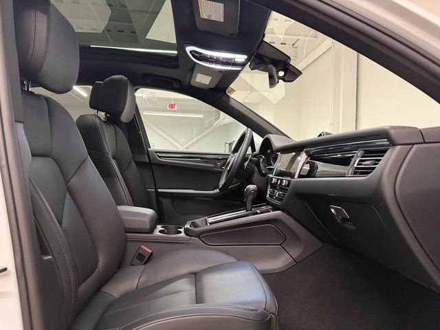 Certified 2025 Porsche Macan AWD/4WD image 22