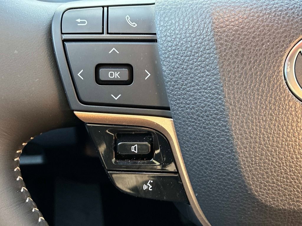 Used 2025 Toyota Crown Signia w/ Advanced Technology Package image 27