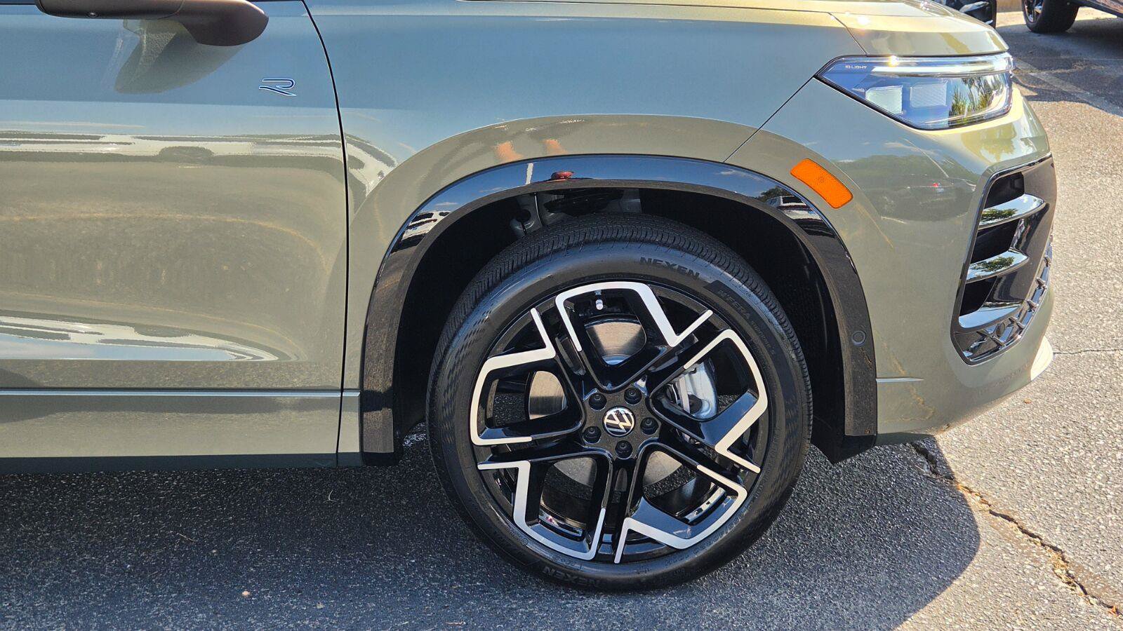 New 2026 Volkswagen Tiguan SEL R-Line AWD/4WD image 17