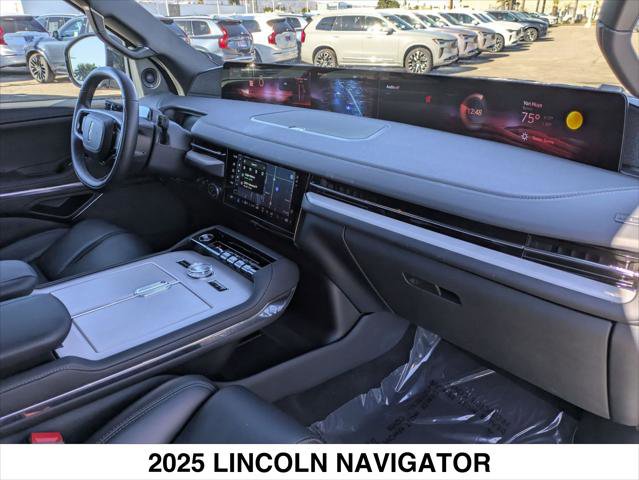 Used 2025 Lincoln Navigator Reserve w/ Jet Appearance Package image 25