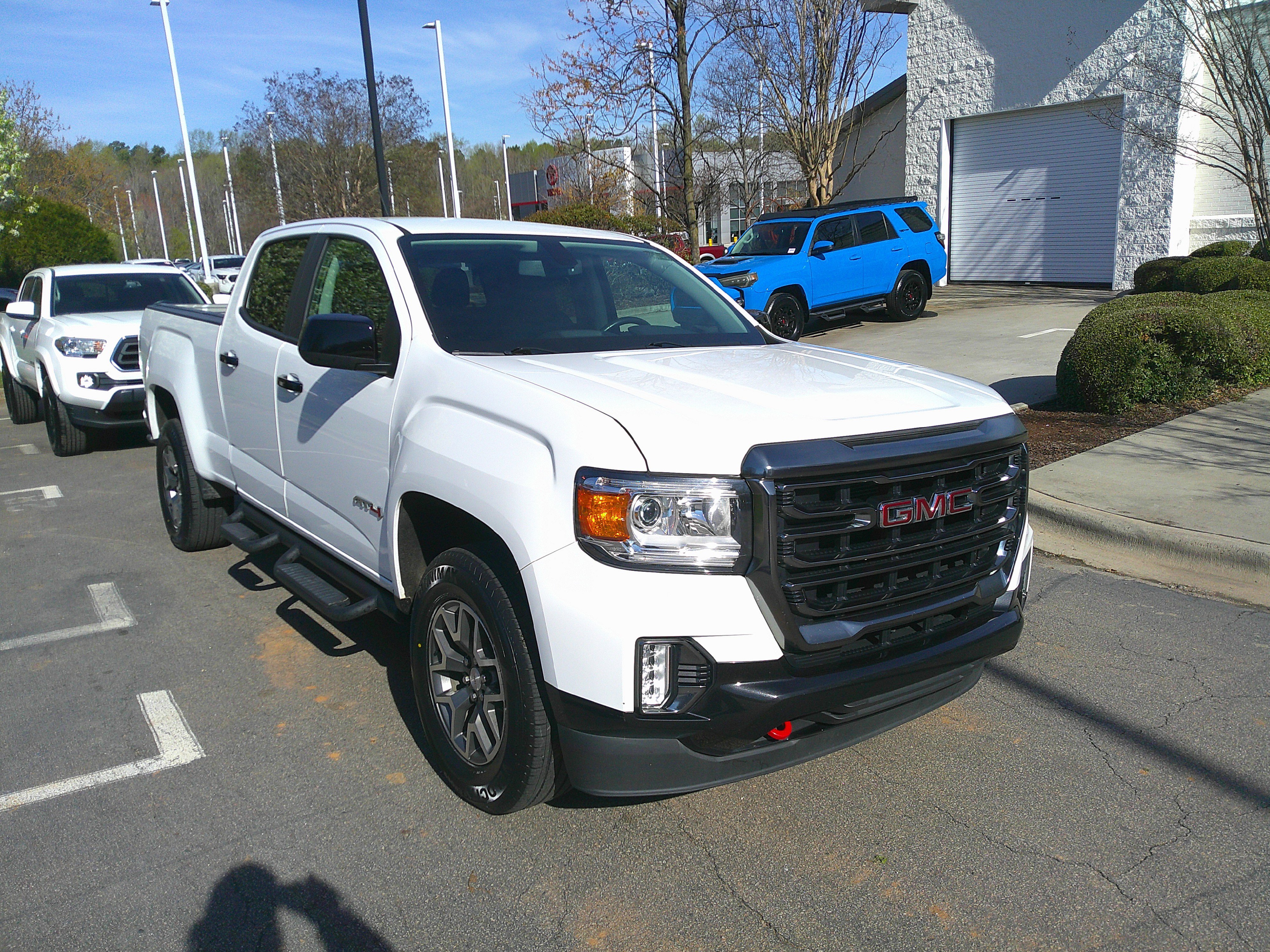 Used 2022 GMC Canyon AT4 image 2