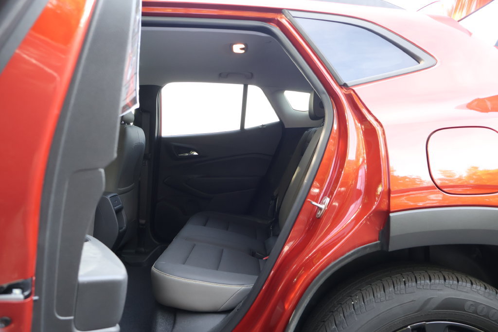 Used 2024 Chevrolet Trax ACTIV w/ Sunroof Package FWD image 45