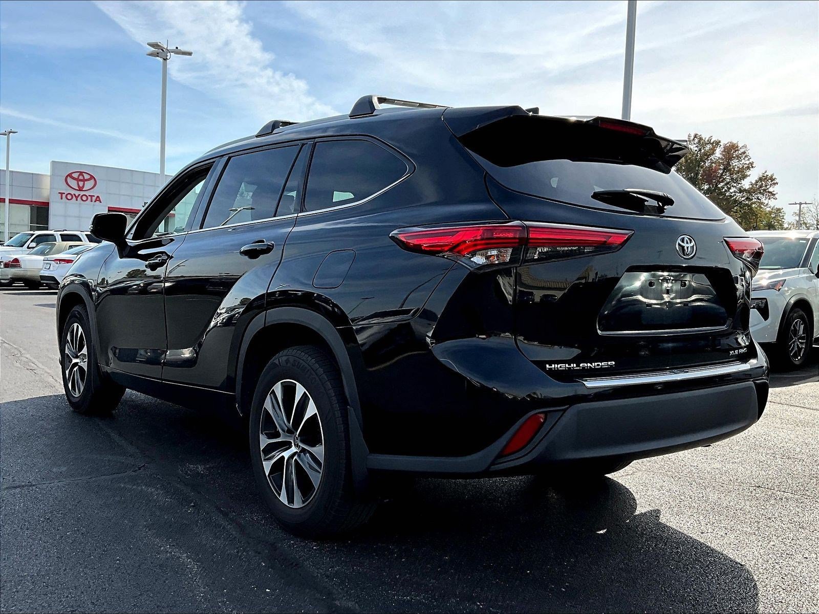 Used 2022 Toyota Highlander XLE AWD/4WD image 4