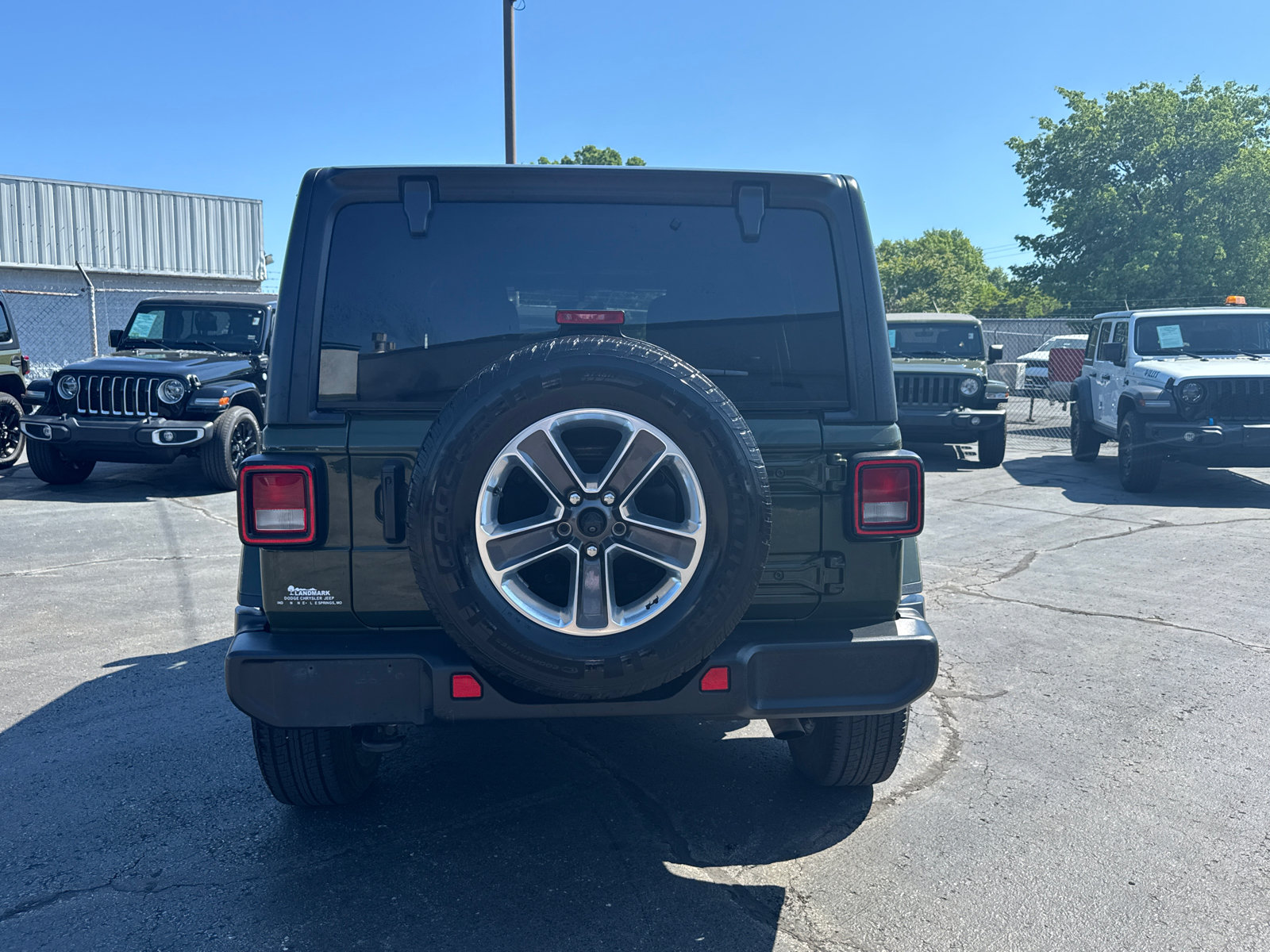 Used 2023 Jeep Wrangler Unlimited Sahara AWD/4WD image 4