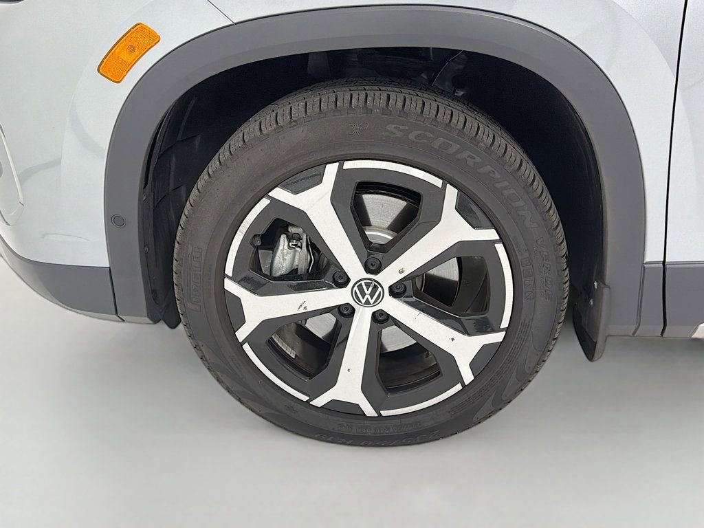 Used 2025 Volkswagen Tiguan SE image 33