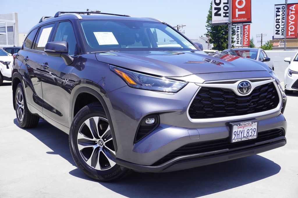 Used 2023 Toyota Highlander XLE FWD image 2