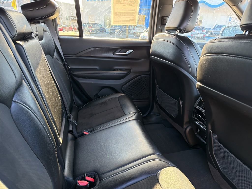 Used 2023 Jeep Grand Cherokee Altitude image 13