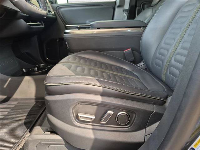 Used 2025 Rivian R1S Adventure Dual AWD/4WD image 16
