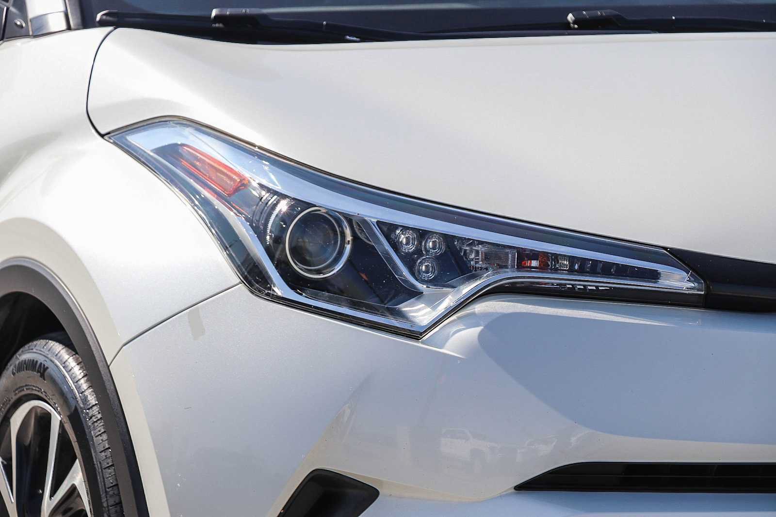 Used 2019 Toyota C-HR Limited FWD image 4