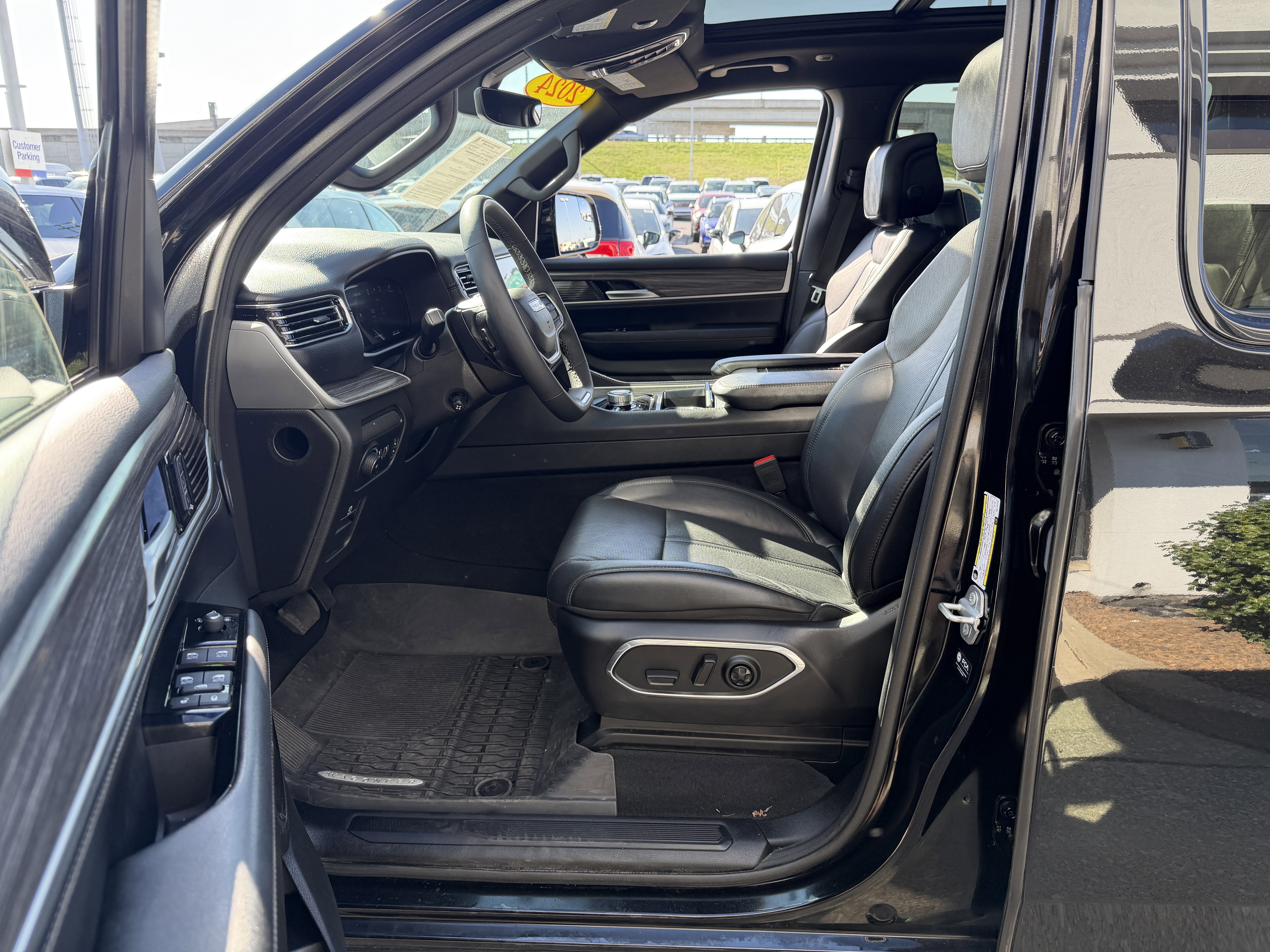 Used 2024 Jeep Wagoneer L Series III w/ Premium Group I image 34