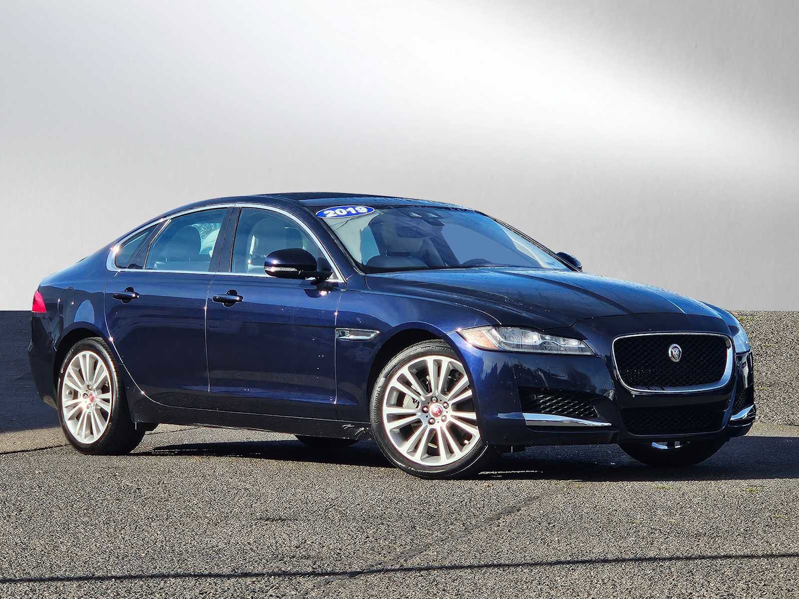 Used 2019 Jaguar XF Prestige image 2