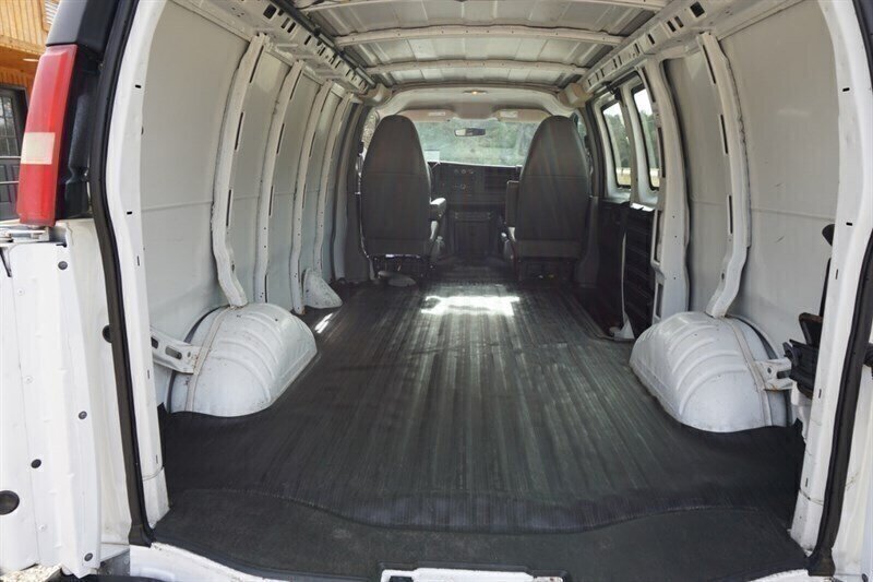 Used 2010 Chevrolet Express 1500 RWD image 19