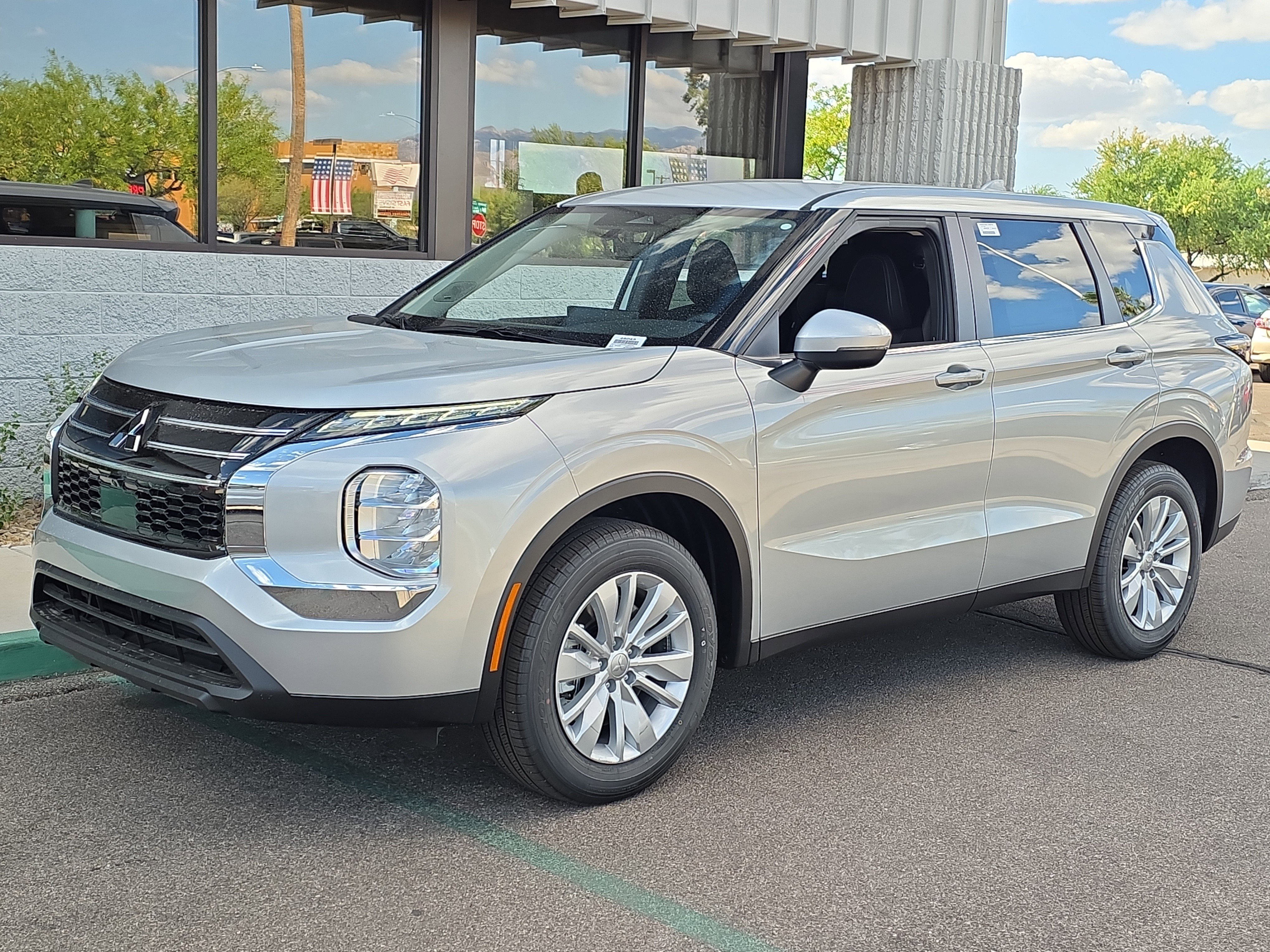 New 2026 Mitsubishi Outlander ES FWD image 3