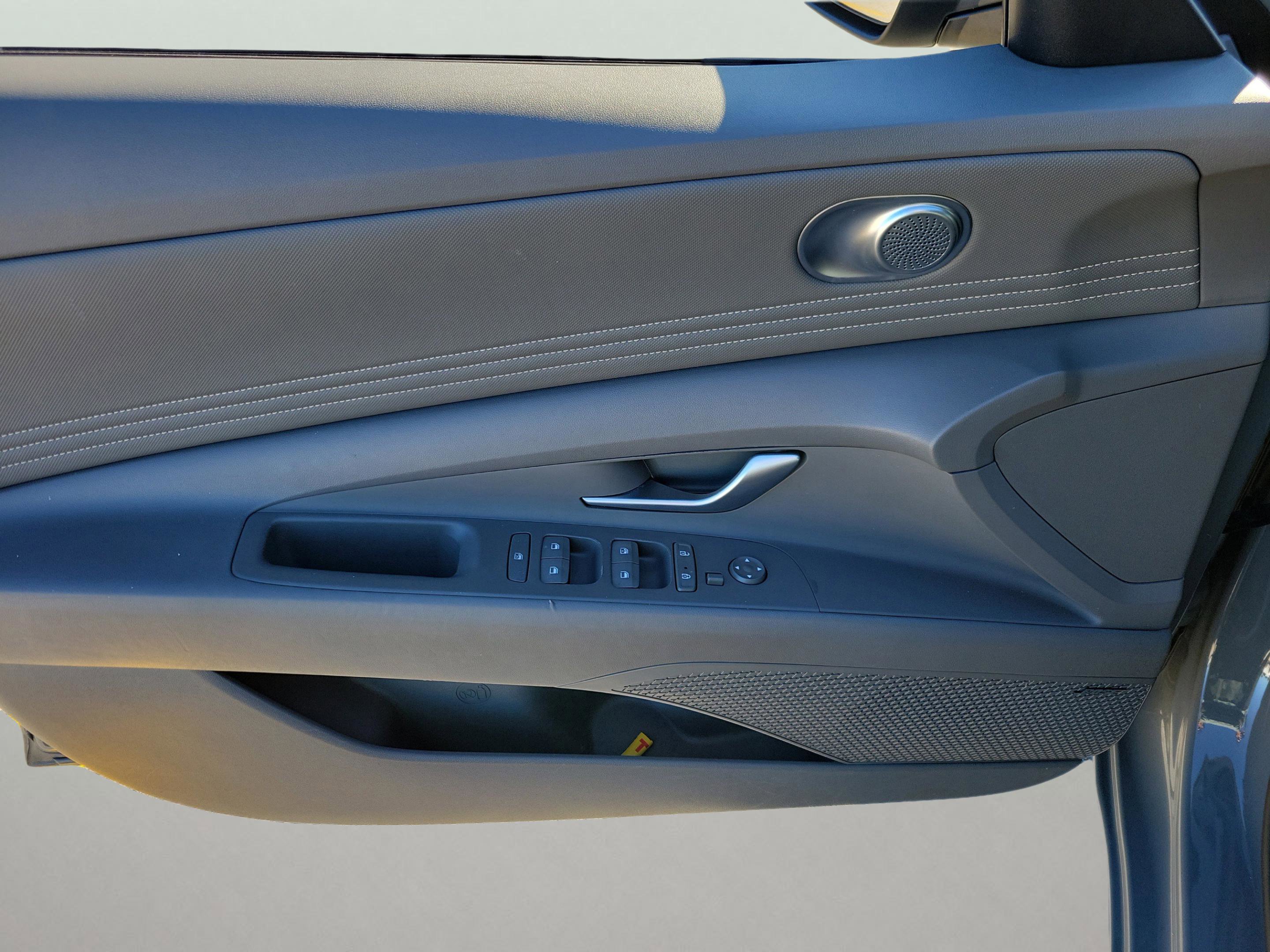 Certified 2022 Hyundai Elantra SEL w/ Convenience + Premium Package image 12