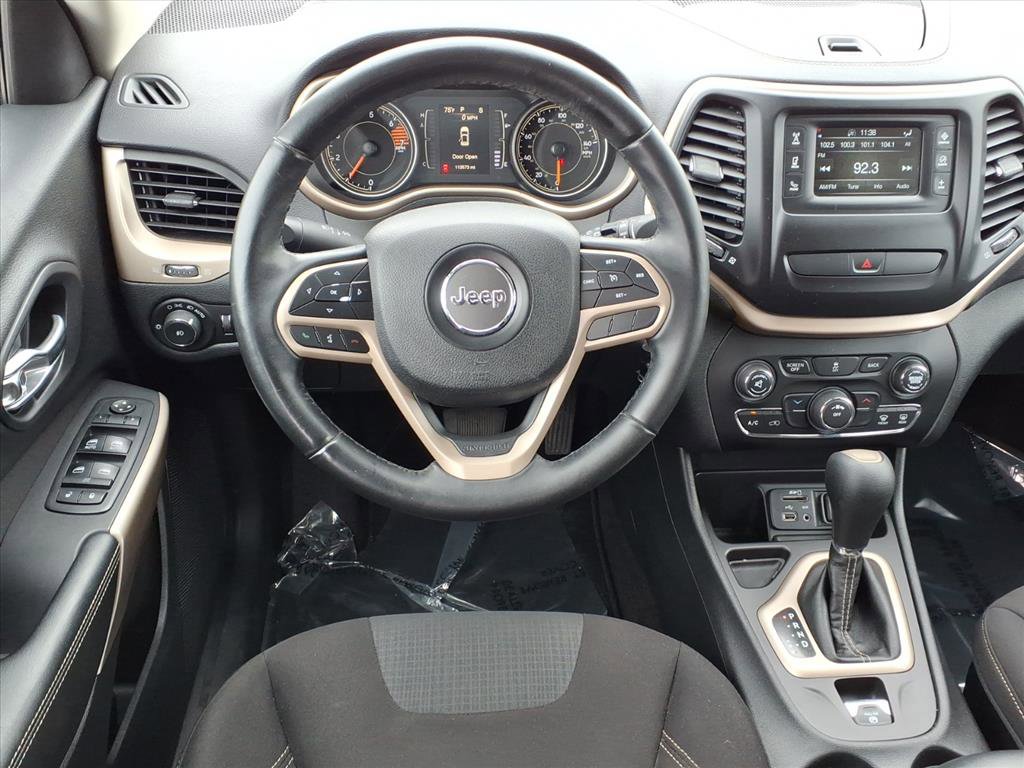 Used 2017 Jeep Cherokee Latitude FWD image 3