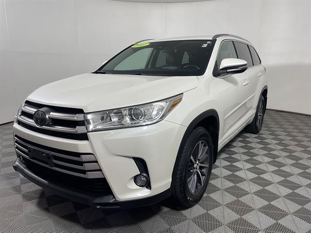 Certified 2017 Toyota Highlander XLE AWD/4WD image 3