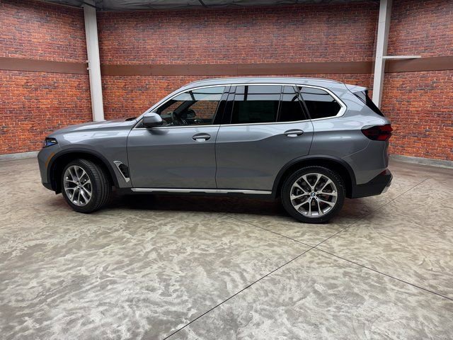 Used 2026 BMW X5 xDrive40i w/ Climate Comfort Package image 2