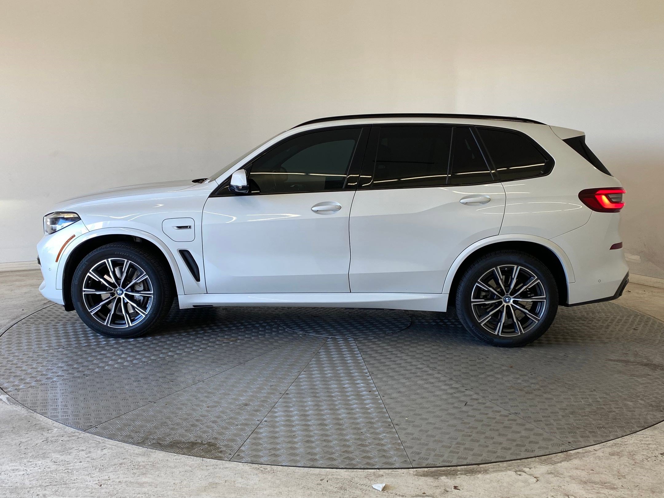 Certified 2023 BMW X5 xDrive45e w/ M Sport Package image 2