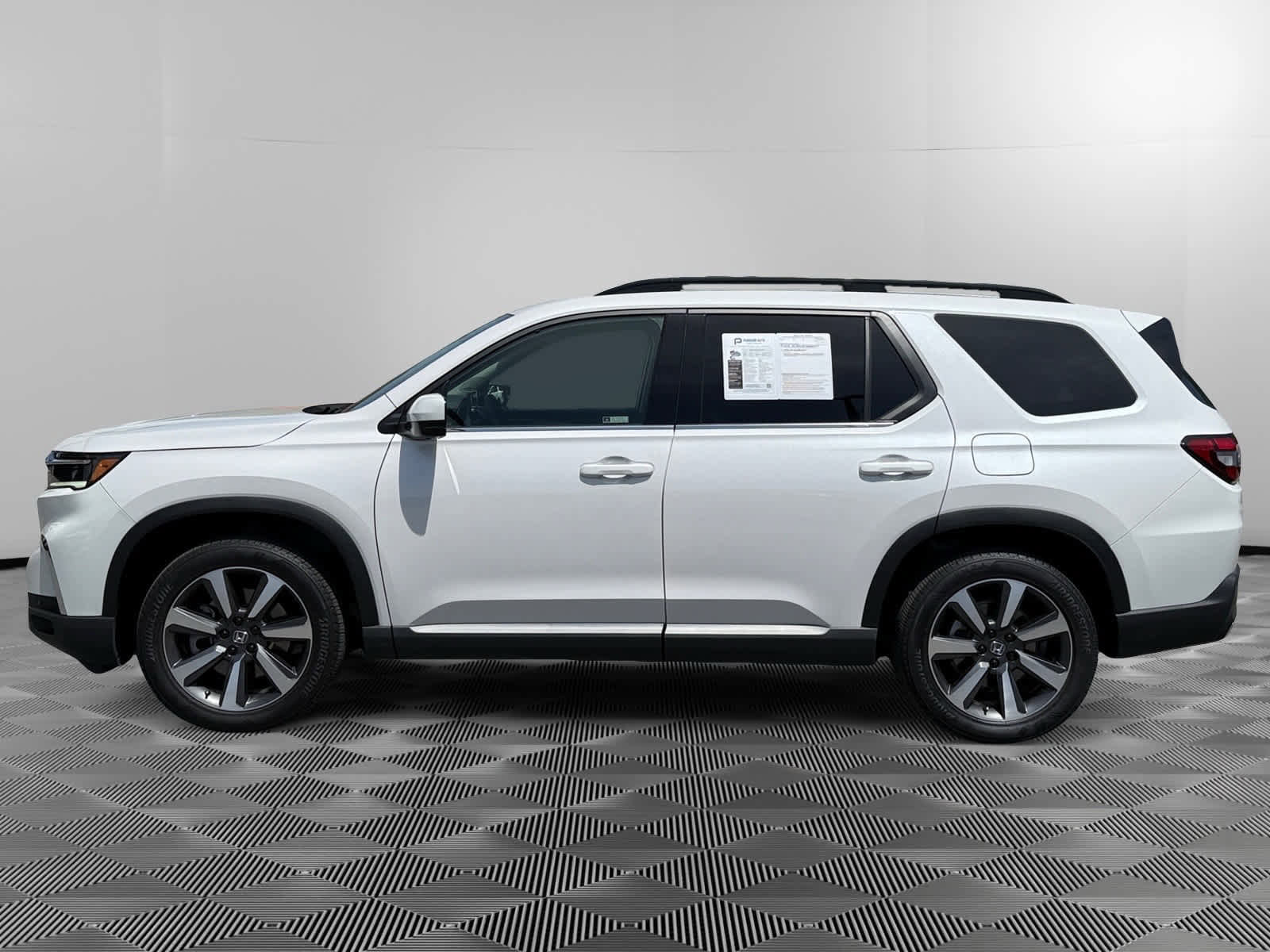 Used 2025 Honda Pilot Elite image 2