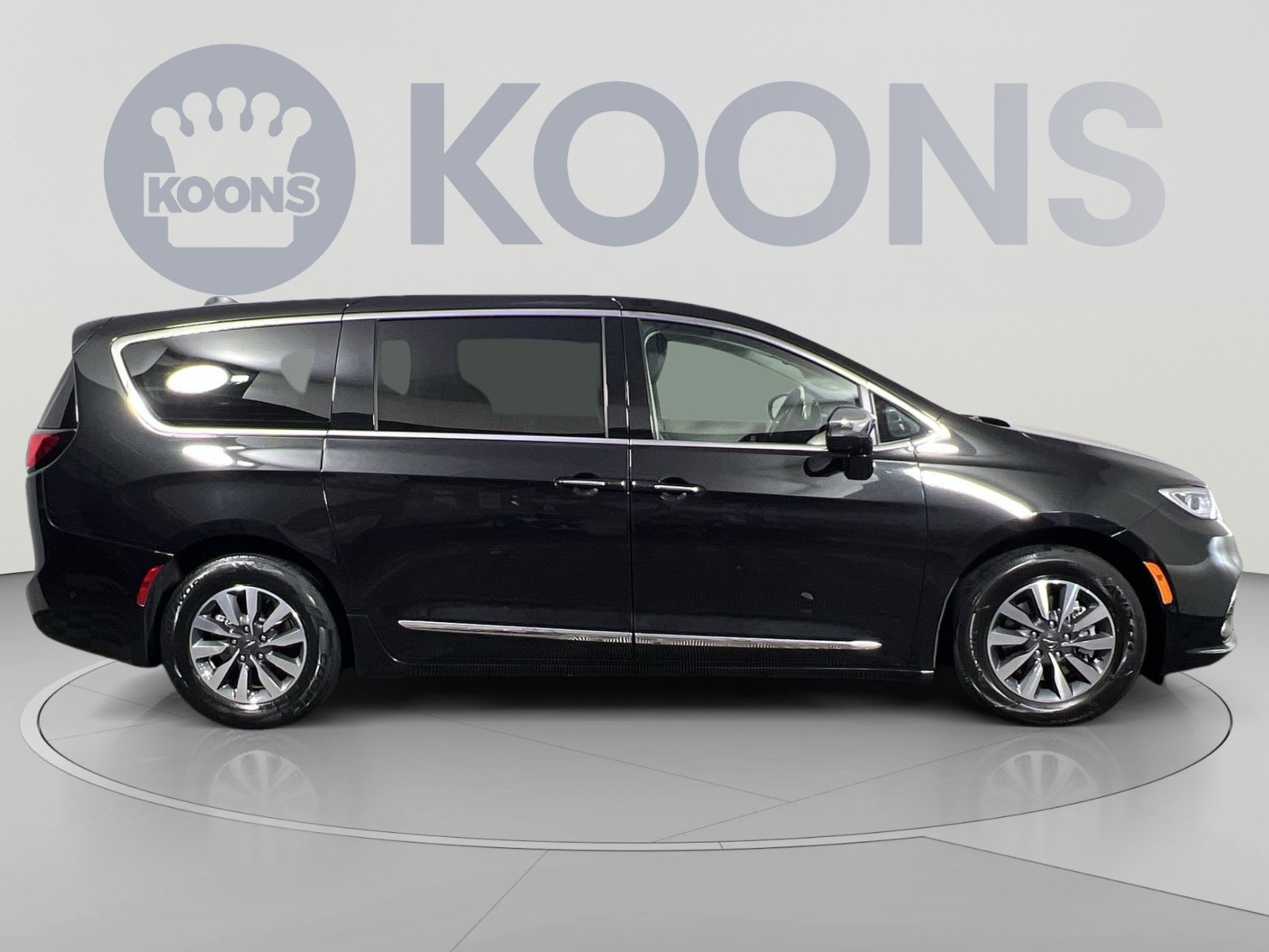 Used 2022 Chrysler Pacifica Limited w/ Uconnect Theater Family Group FWD image 12