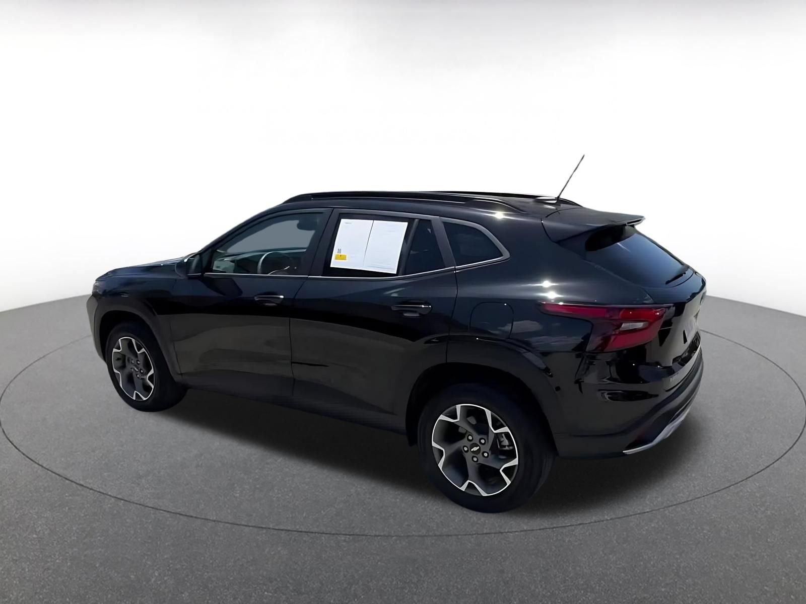 Used 2025 Chevrolet Trax LT FWD image 10