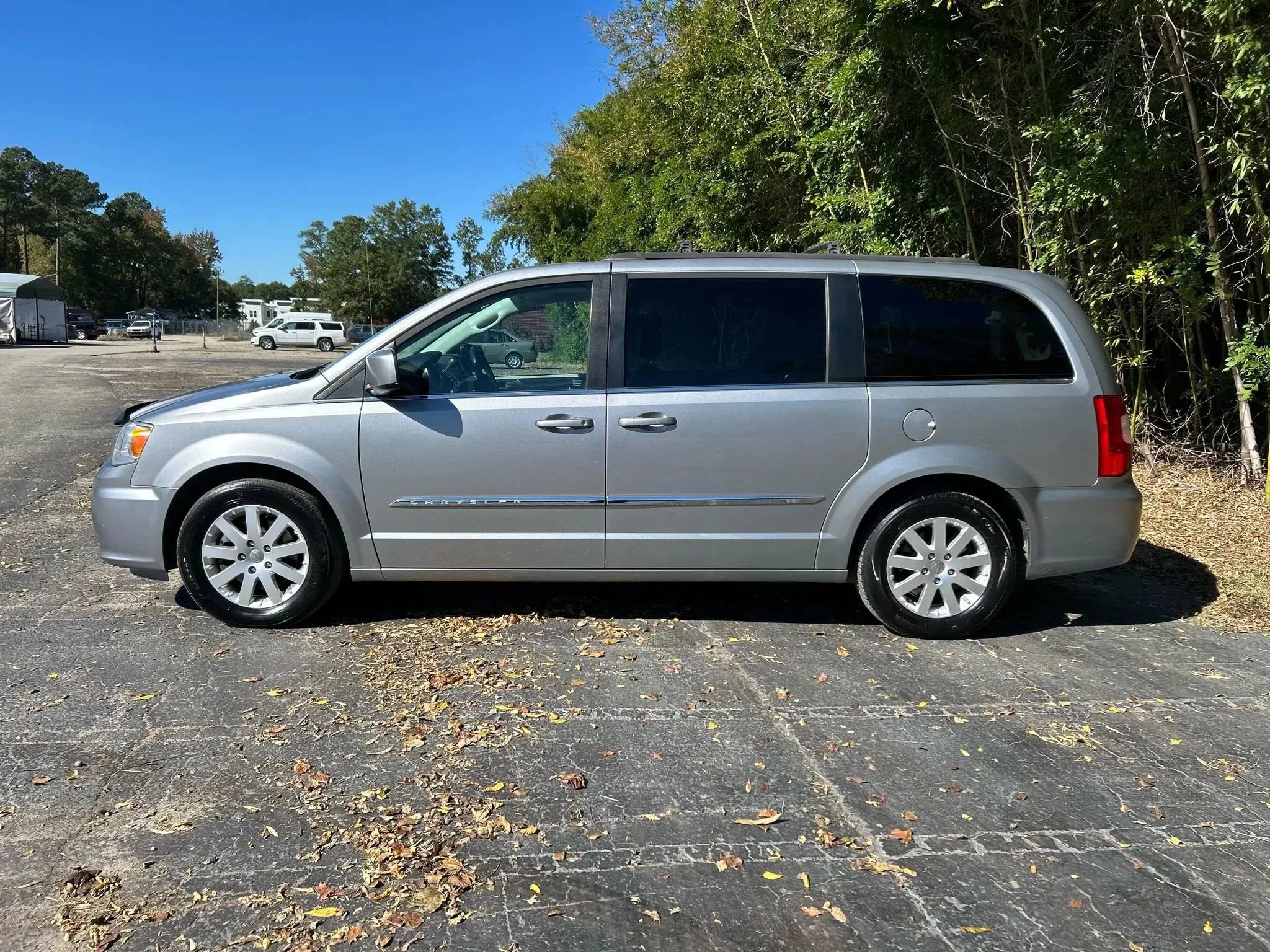 Used 2016 Chrysler Town & Country Touring image 10
