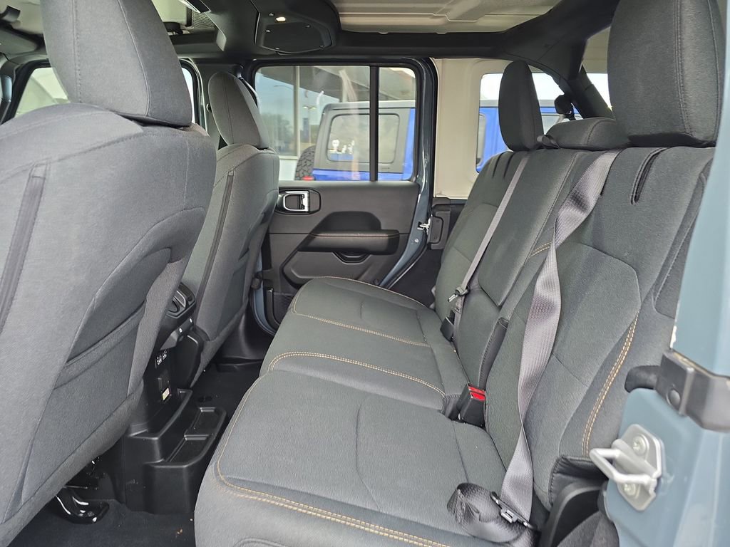 Used 2025 Jeep Wrangler Unlimited Sahara AWD/4WD image 10