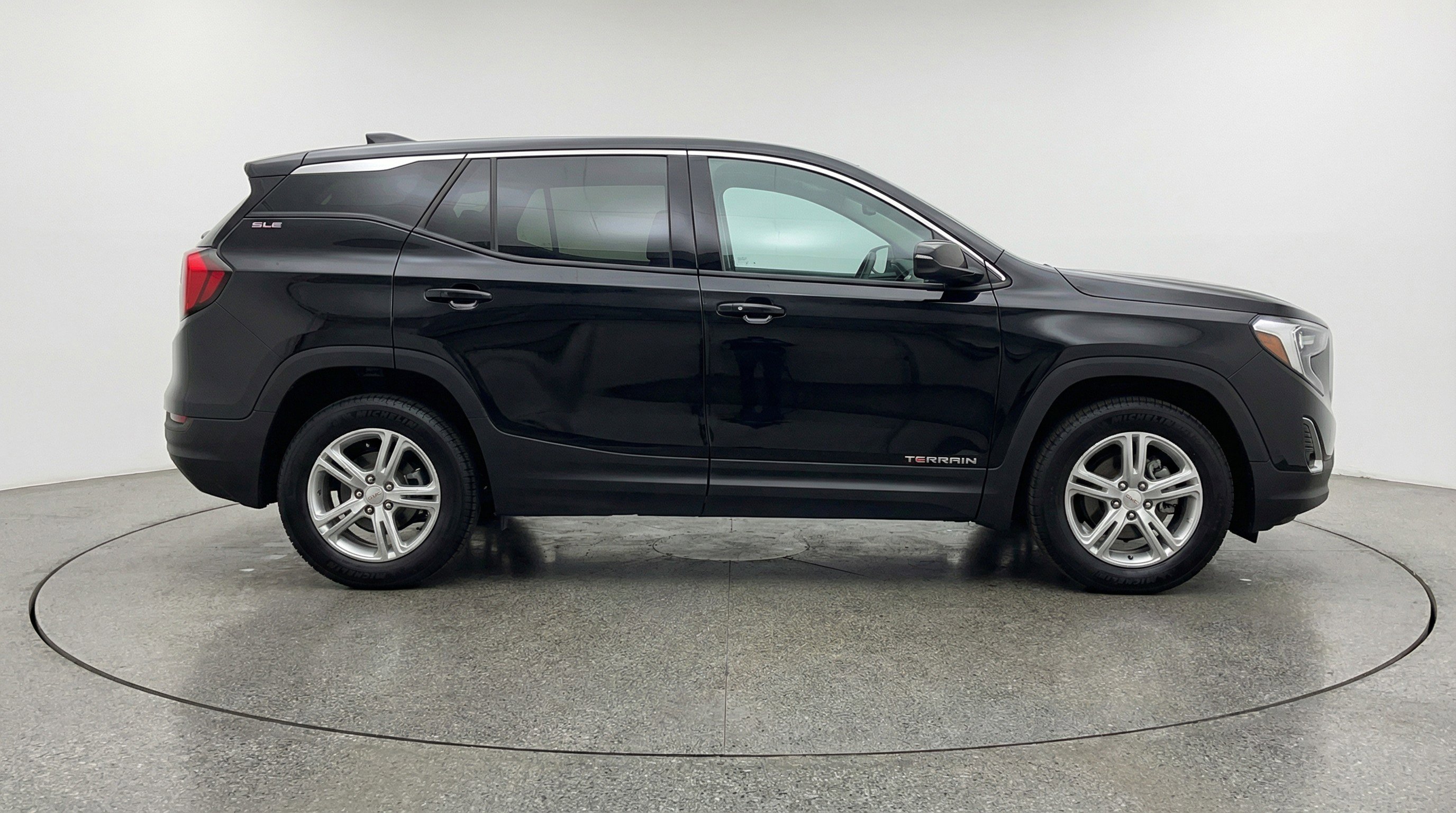 Used 2024 GMC Terrain SLE image 11