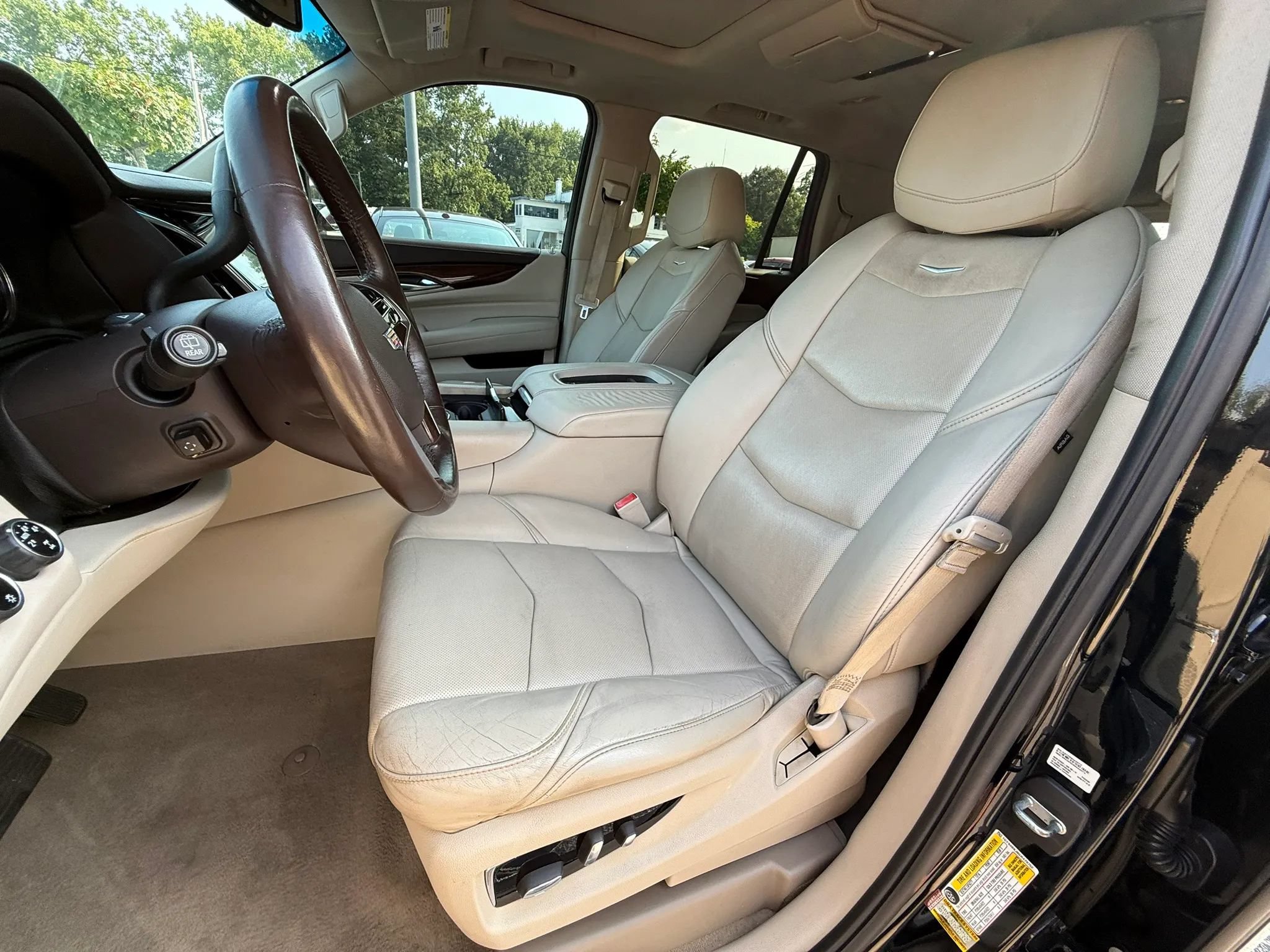 Used 2016 Cadillac Escalade Luxury AWD/4WD image 17