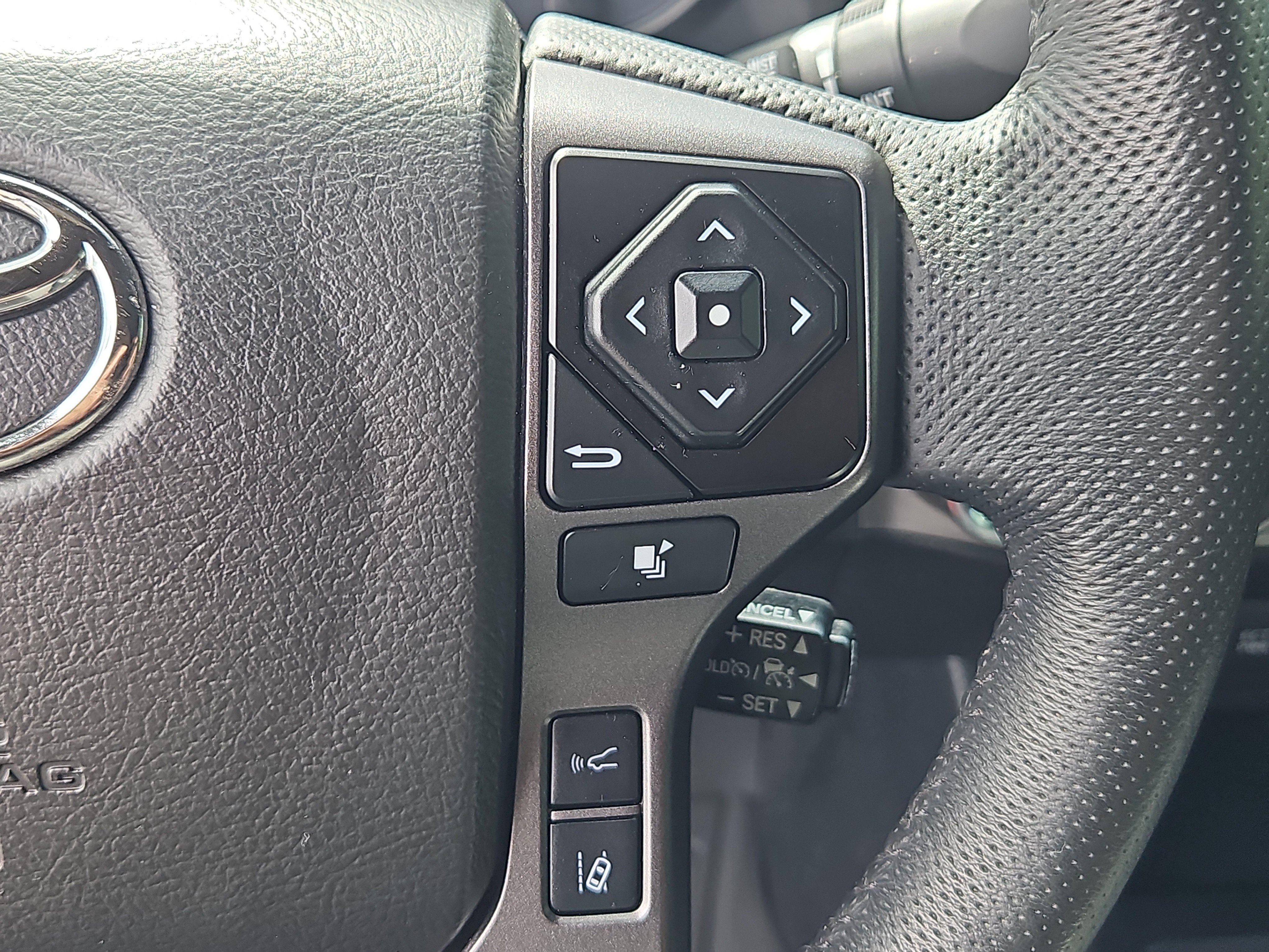 Used 2022 Toyota Tacoma TRD Off-Road AWD/4WD image 14