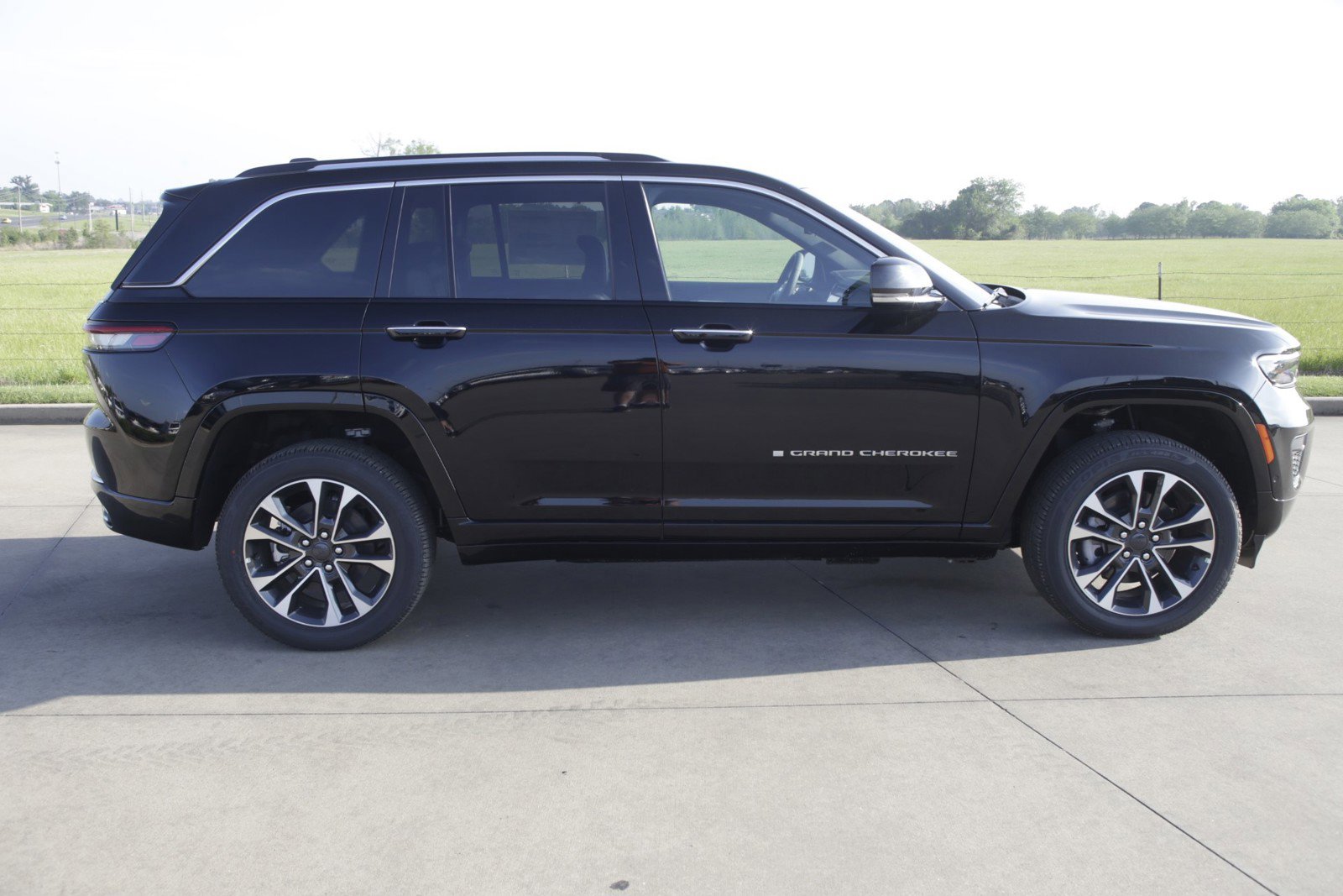 New 2022 Jeep Grand Cherokee Overland w/ Luxury Tech Group IV image 2