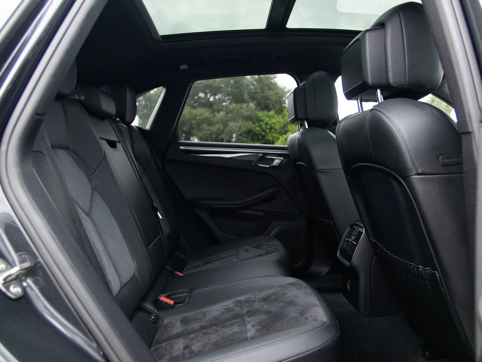Used 2018 Porsche Macan Sport Edition AWD/4WD image 25