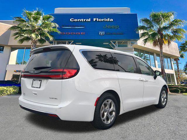 Used 2024 Chrysler Pacifica Limited image 5