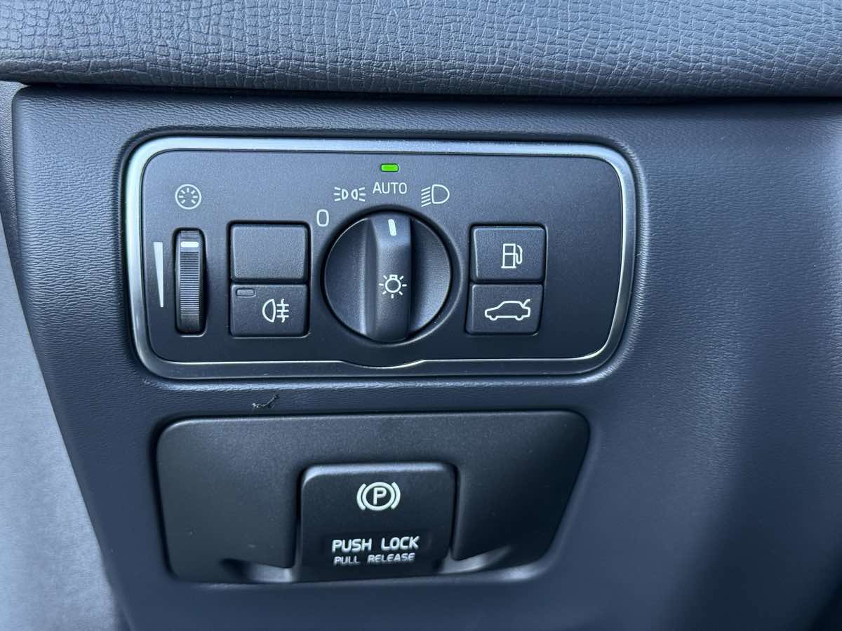 Used 2015 Volvo XC60 T6 Platinum image 23