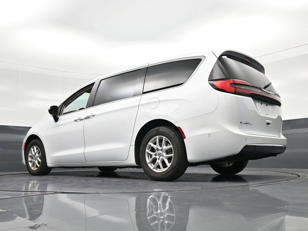Used 2023 Chrysler Pacifica Touring-L FWD image 30