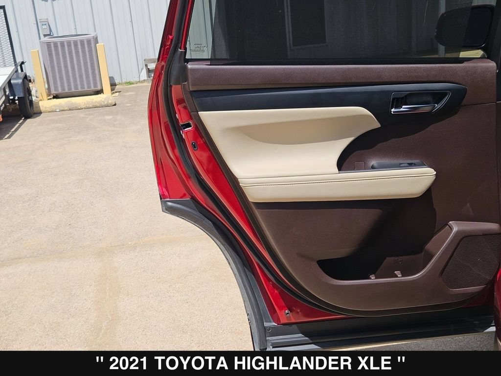 Used 2021 Toyota Highlander XLE AWD/4WD image 19