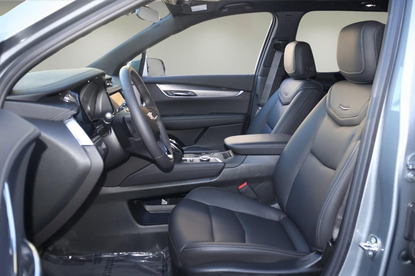 New 2025 Cadillac XT6 Luxury FWD image 12